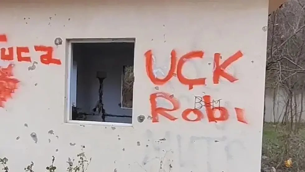 Ново вријеђање: Осванули графити тзв. ОВК на магистралном путу Приштина-Рашка