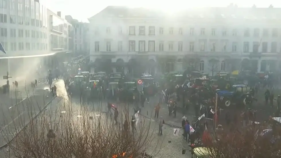 Демонстрације пољопривредника у Бриселу: Полиција испалила сузавац