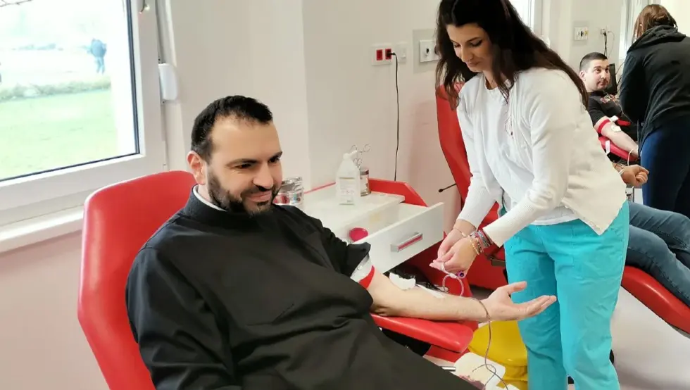 свештеници