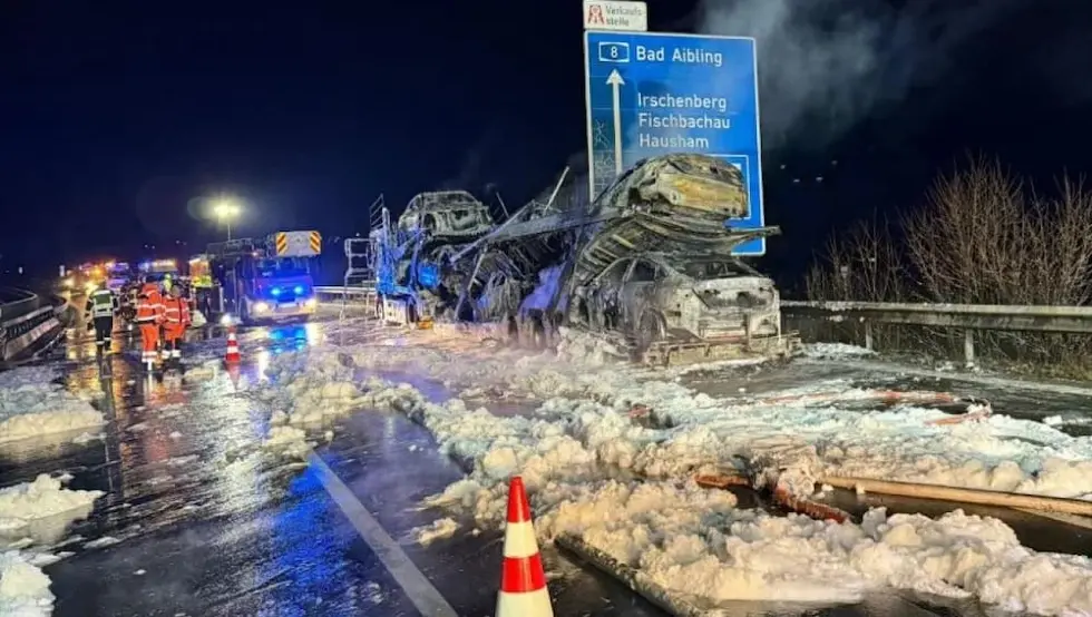 Изгорио камион са мерцедесима