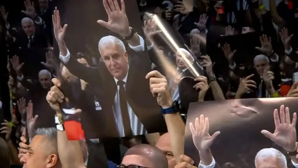 (ВИДЕО) Навијачи Партизана извиждали играче, скандирали Жељку Обрадовићу