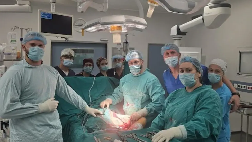 УКЦ Српске: Успјешно изведен сложен захват уклањања тумора наткољенице