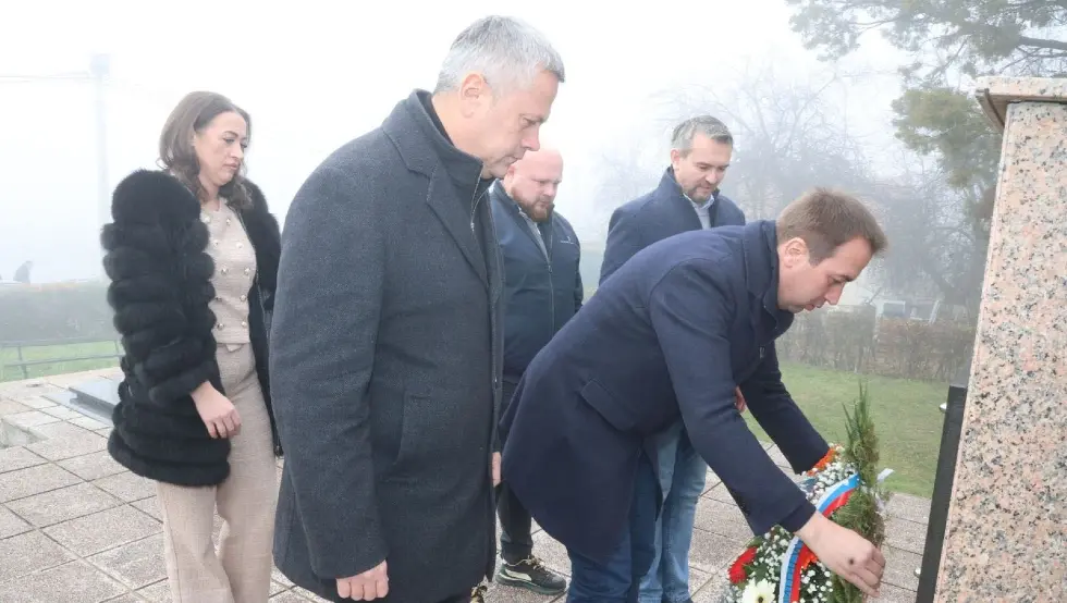 Селак положио вијенац на споменик страдалим Србима у Дракулићу
