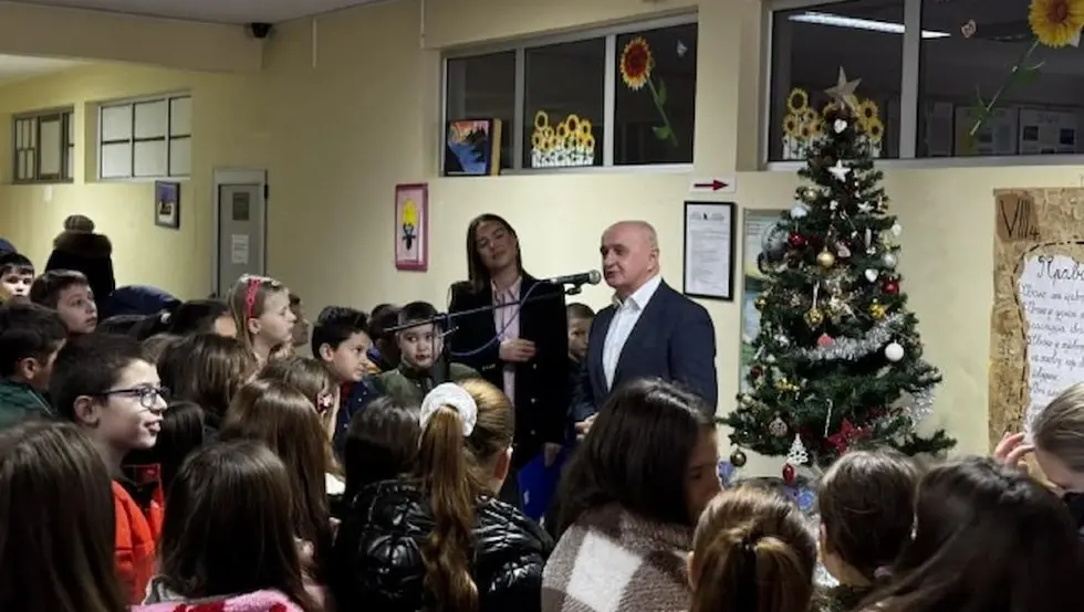 Ђокић подијелио ученицима 240 новогодишњих пакетића у Брчком