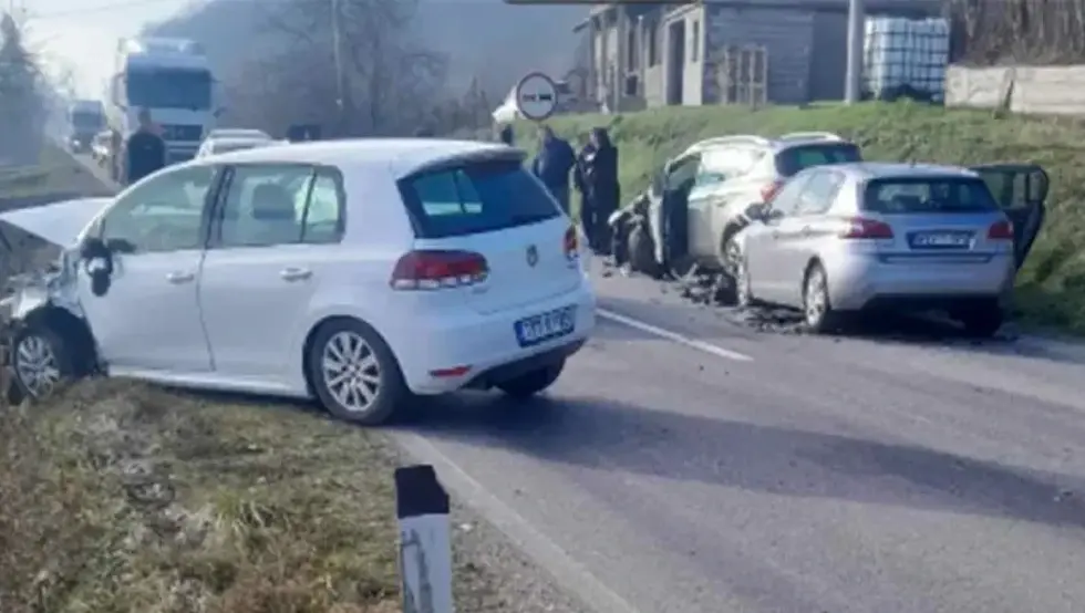 Судар четири возила код Добоја: Повријеђене три особе