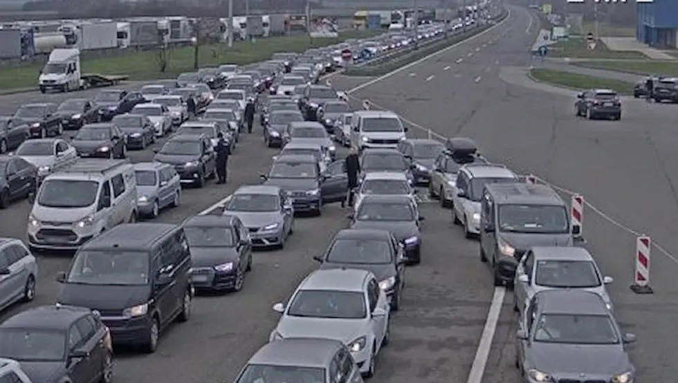 Испред Бајакова колона возила дуга шест километара