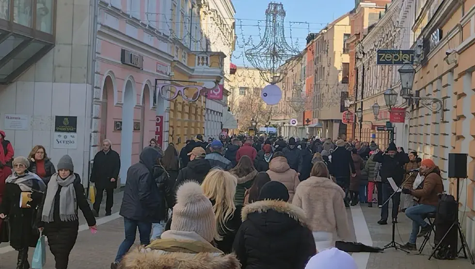 Новогодишња еуфорија у Бањалуци: Улице препуне људи
