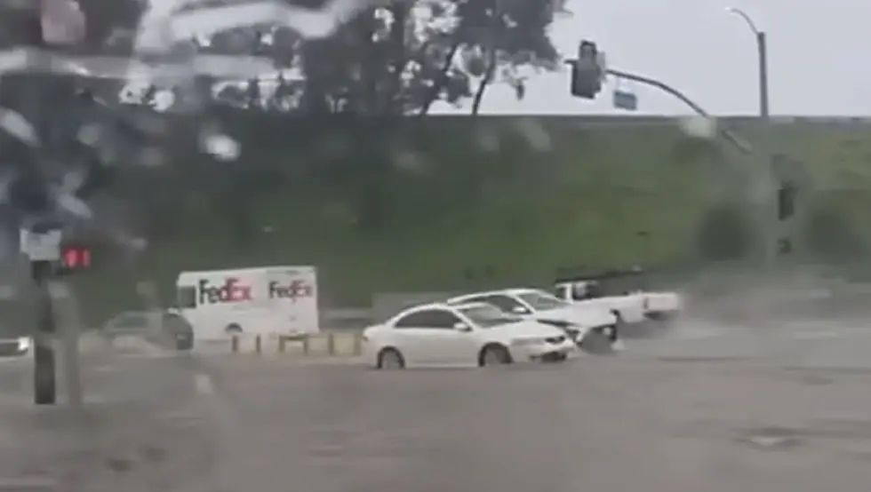 У Калифорнији на снази упозорења због високих таласа, поплава и лавина, троје мртвих