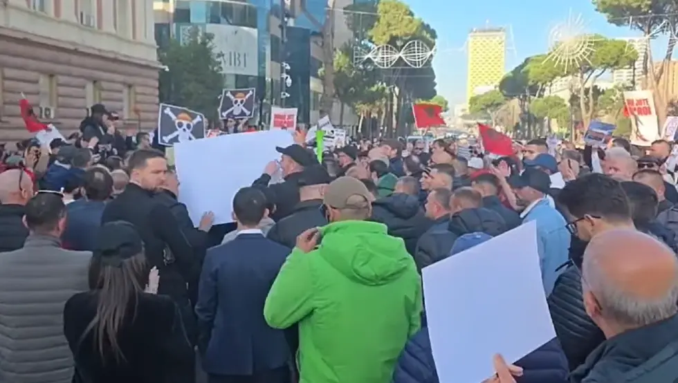 (ВИДЕО) Хаос у Тирани испред канцеларије Едија Раме: Демонстранти траже оставку, сукобили се са полицијом