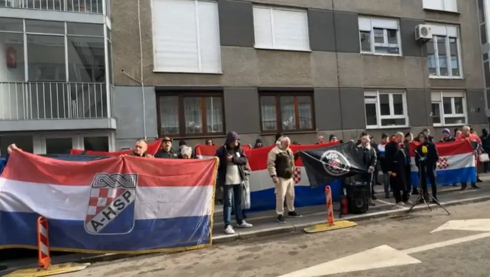 Поштоваоци усташа испред стана Томашевића због забране Томпсоновог концерта