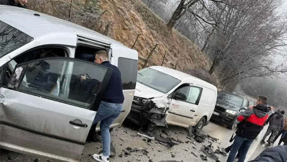 Због судара три возила обустављен саобраћај преко Романије