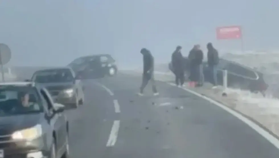 (ВИДЕО) Лед направио хаос на Купресу: Слетјело више возила