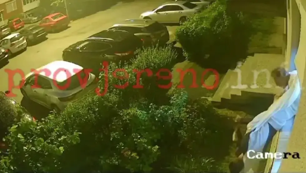 (ВИДЕО) Расвијетљен покушај филмске крађе у Обилићеву: Лопов се запетљао у завјесу па побјегао