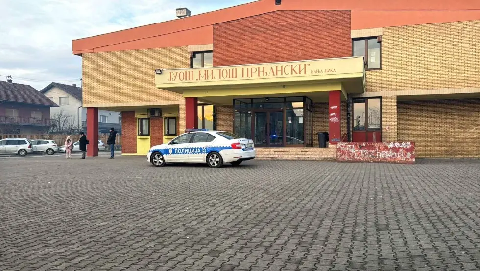 Бомба школе