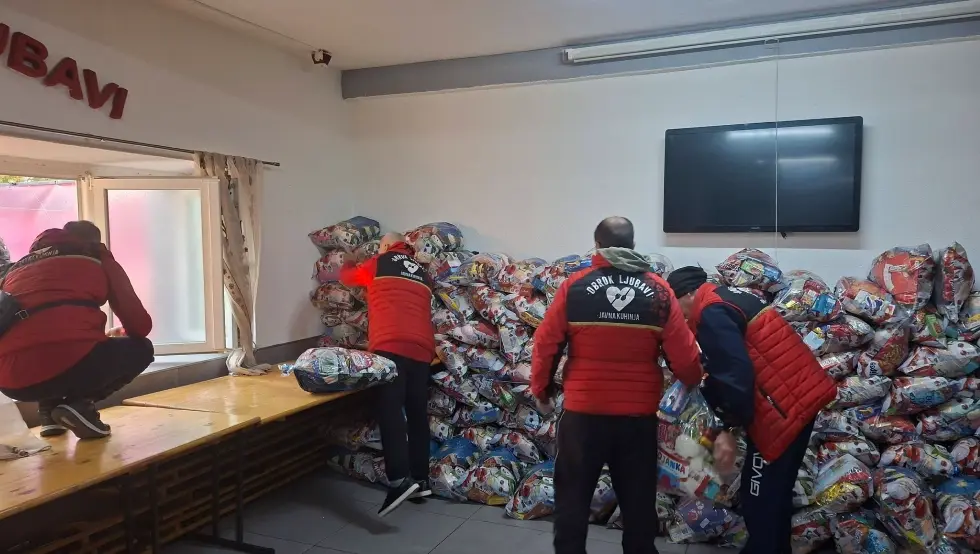 (ФОТО) “Мозаик пријатељства” обрадовао малишане, подијељени новогодишњи пакетићи