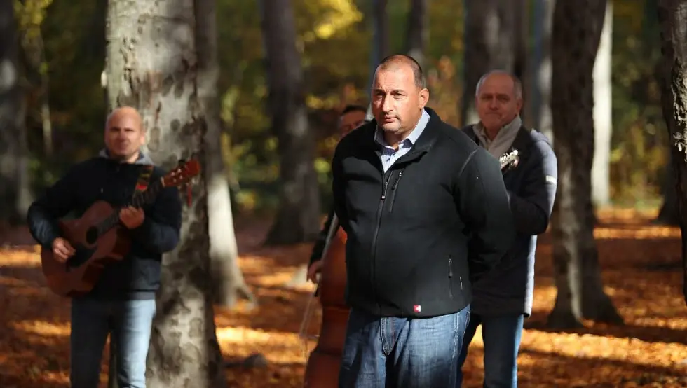 Бадњи дан у Великом Блашку: Славен Стевелић и тамбураши „100% ћирилица“