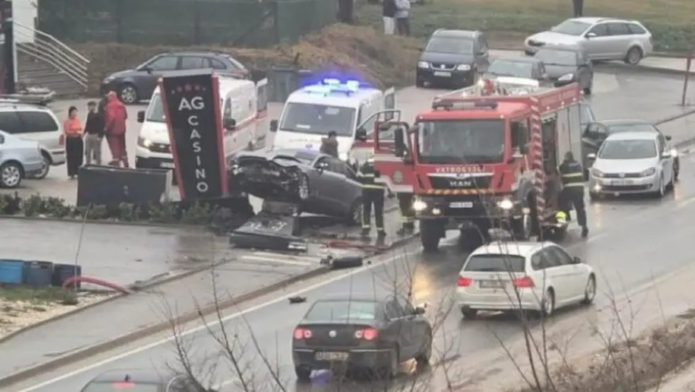 Несрећа у БиХ: Троје повријеђених, аутомобил оборио рекламну конструкцију