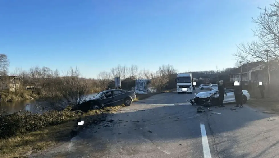 Незгода у Приједору: Повријеђена три возача, уништена возила