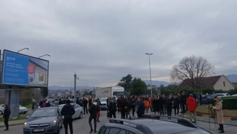 Мјештани Зете и Ботуна блокирали више кружних токова и саобраћајница