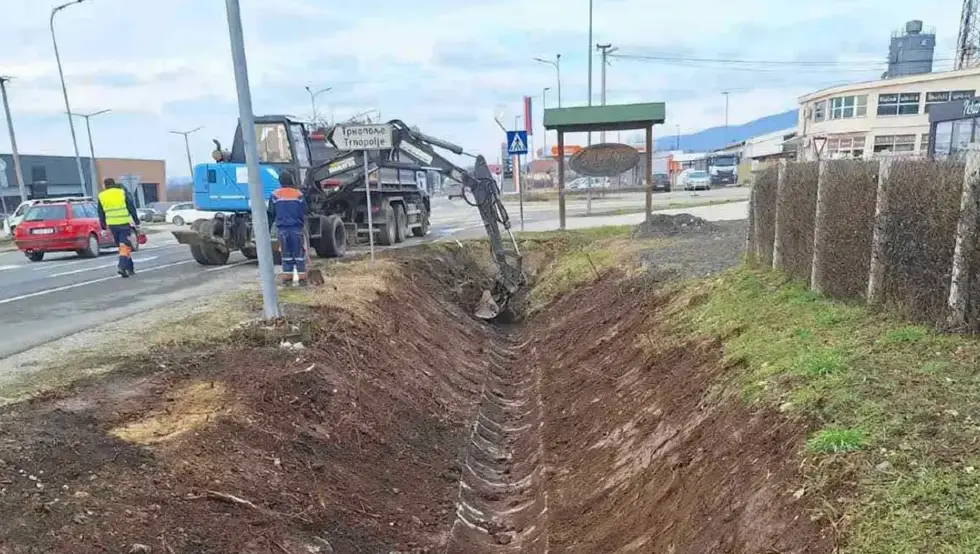 У току чишћење путних јарака на правцу Приједор-Козарац