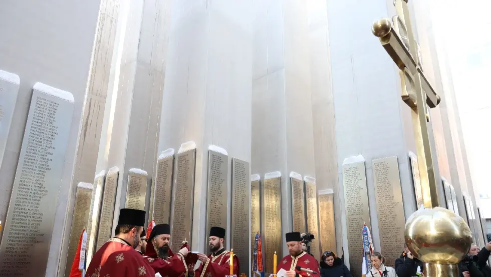 Откривен и освештан Централни споменик: Послате снажне поруке