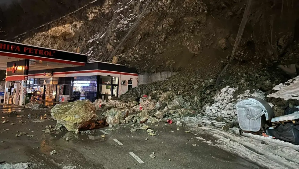 Камење се обрушило на бензинску пумпу у Зворнику