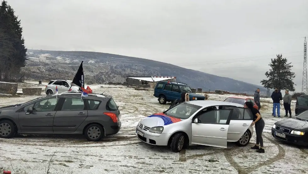 колона аутомобила, окићених српским тробојкама.