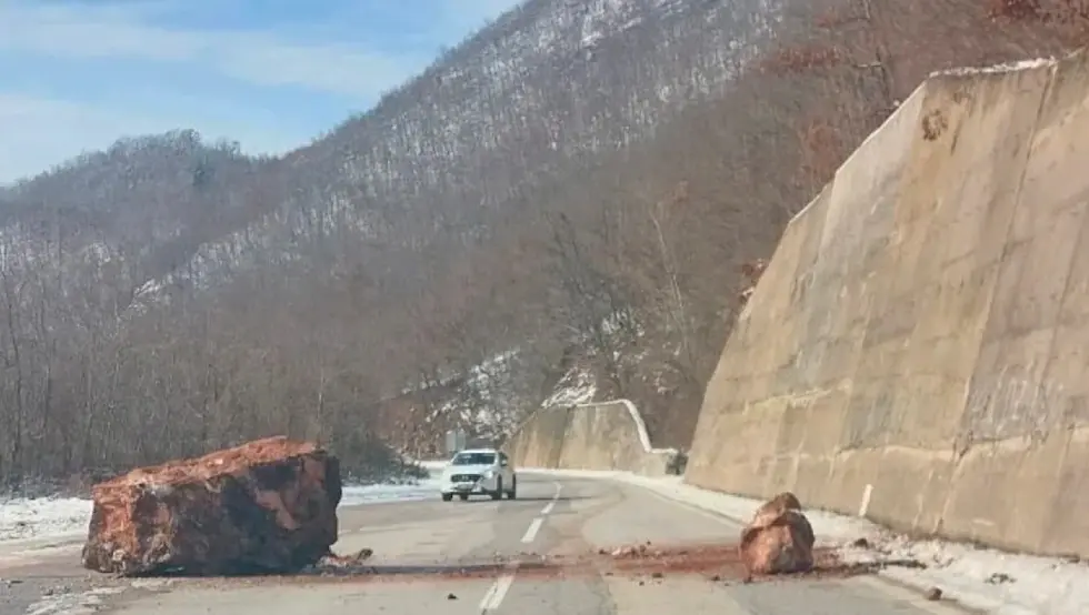 Стијена тешка неколико тона пала на пут