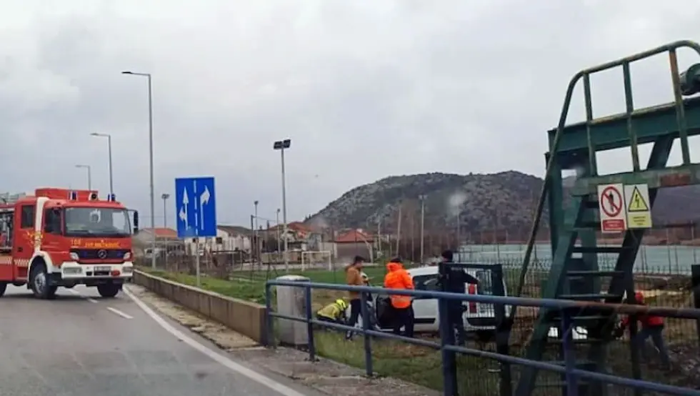 Ауто слетјело у Неретву, погинуо мушкарац