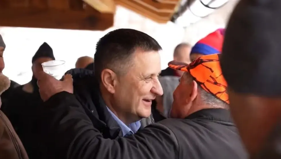 (ВИДЕО) Ђајић у родним Бранешцима присуствовао првом пливању за Часни крст