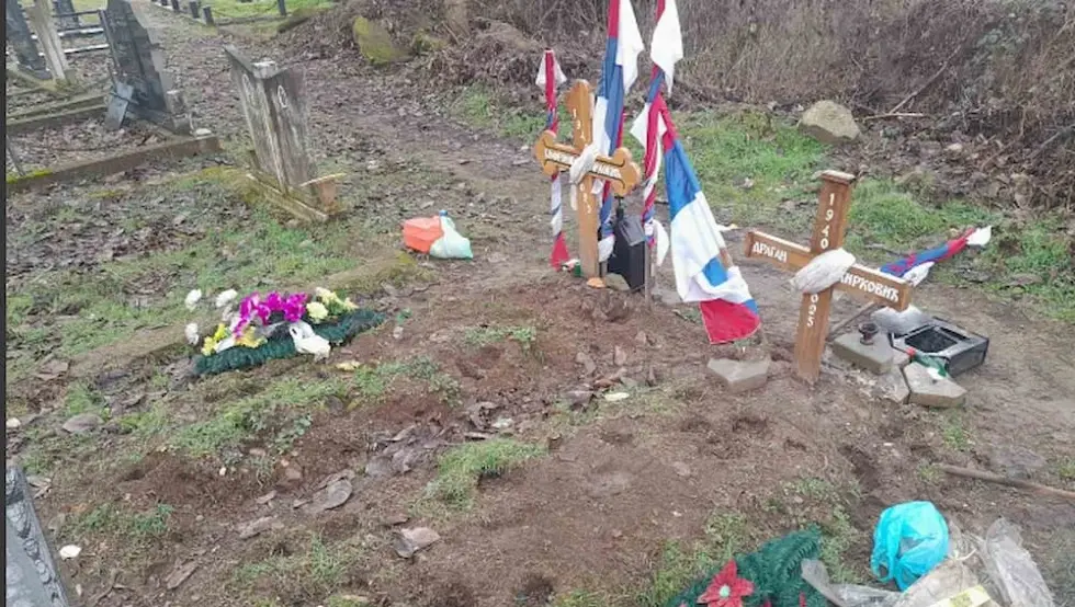 Оскрнављено гробље