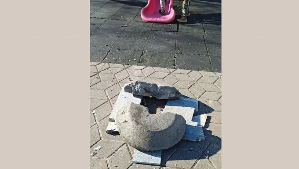 (ФОТО) Бахатост у новогодишњој ноћи: Девастирано игралиште у бањалучком насељу