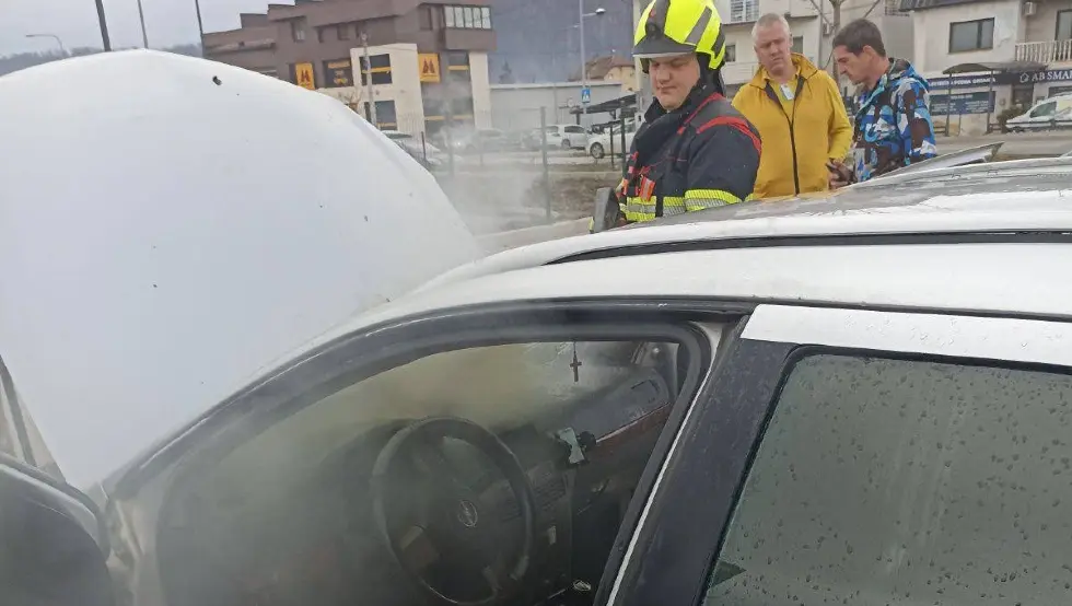 Гори аутомобил БЛ