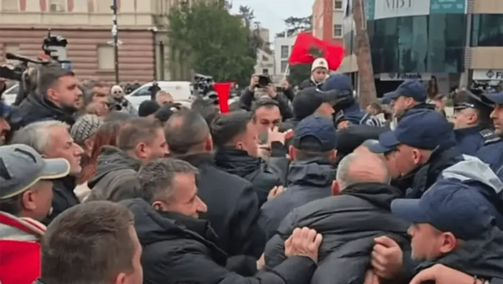 Сукоб полиције и демонстраната у Тирани