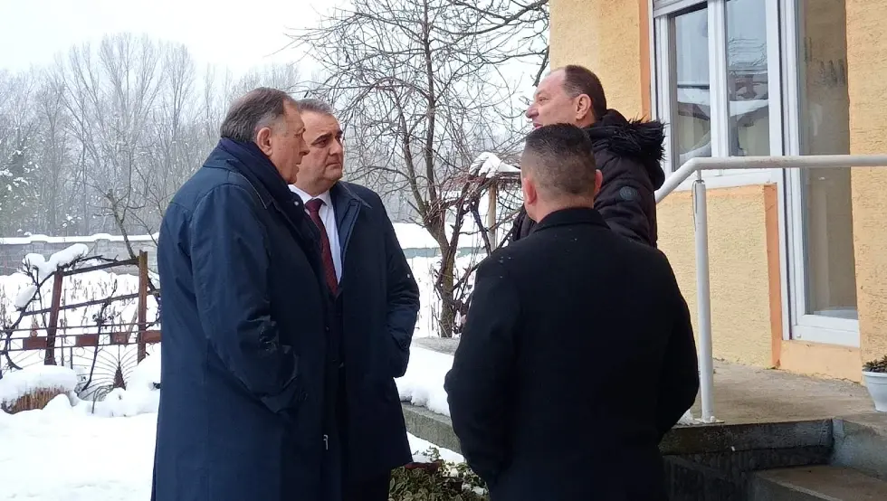 Минић и Додик обишли породицу Василић: 100.000 КМ за обнову куће која је изгорјела у пожару