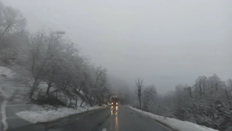 Зворник снијег на путу