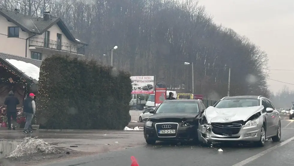 Судар два возила у Пријаковцима, саобраћај успорен