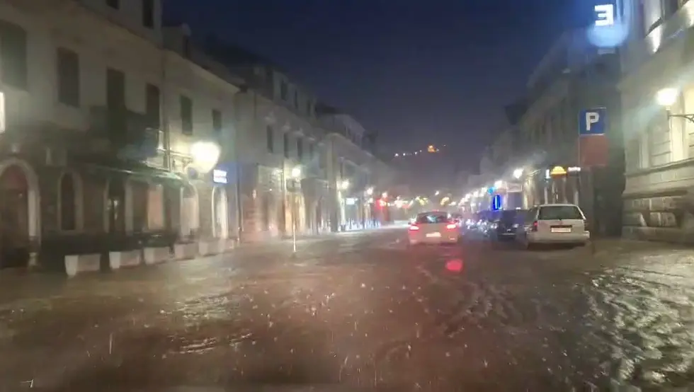 Потоп у Требињу: Улице под водом, падао и град