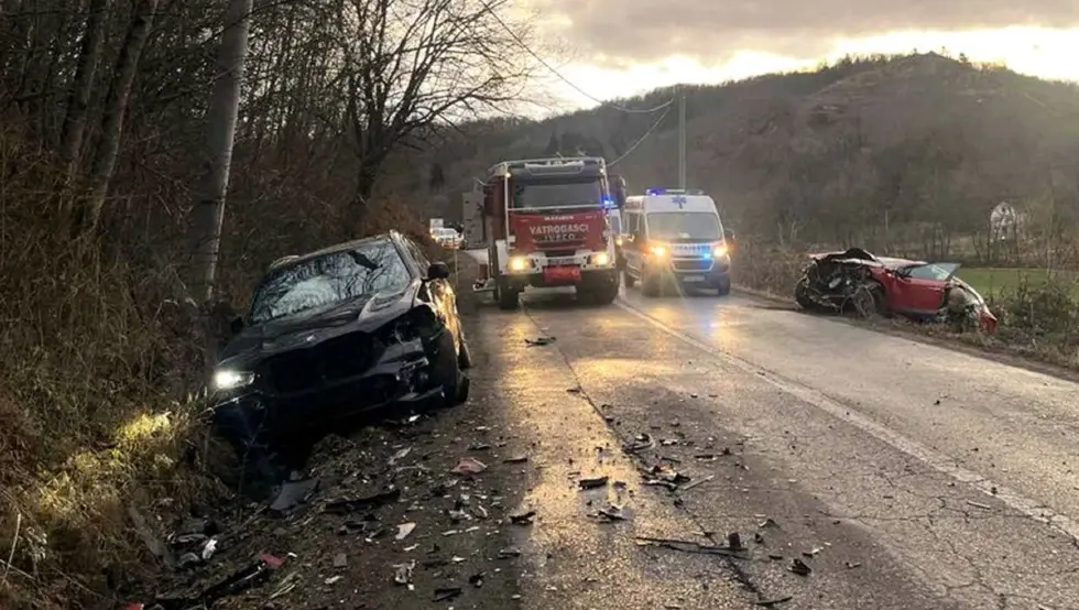 Тежак удес код Приједора: Директан судар два аутомобила, има повријеђених