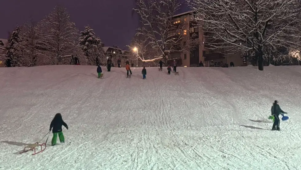 (ФОТО/ВИДЕО) Зимска чаролија на Старчевици: Велико брдо поново пуно дјеце