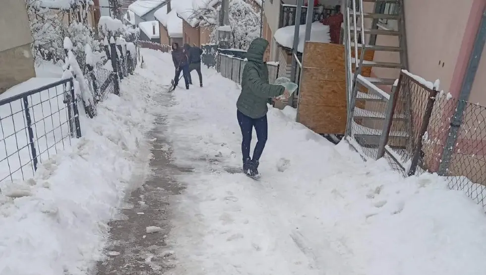 (ФОТО) Снијег паралисао Божурску улицу, мјештани огорчени
