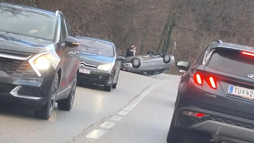 Удес код Бањалуке, аутомобил завршио на крову