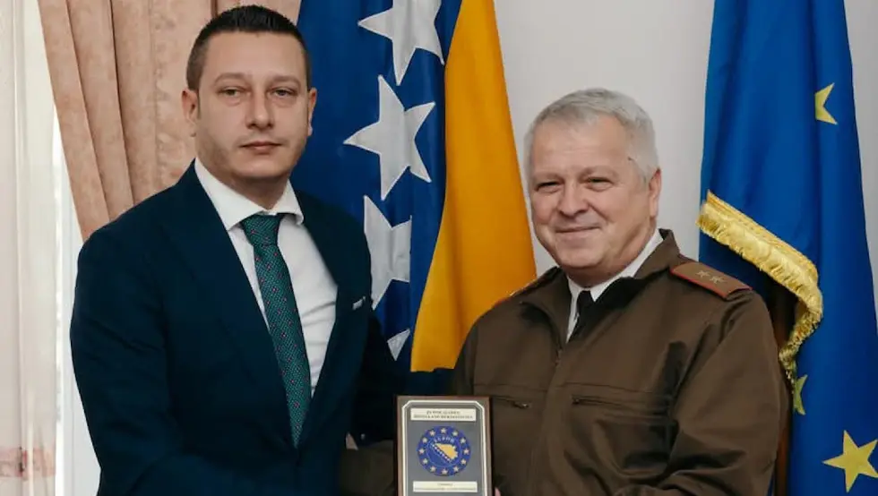 Командант ЕУФОР-а уручио Гогановићу плакету за допринос сарадњи