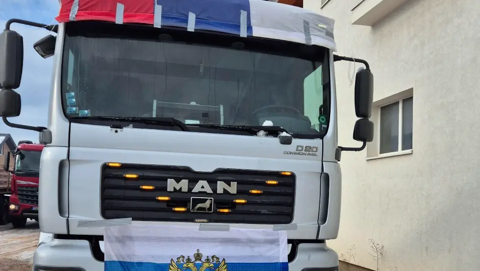 продефиловали камиони