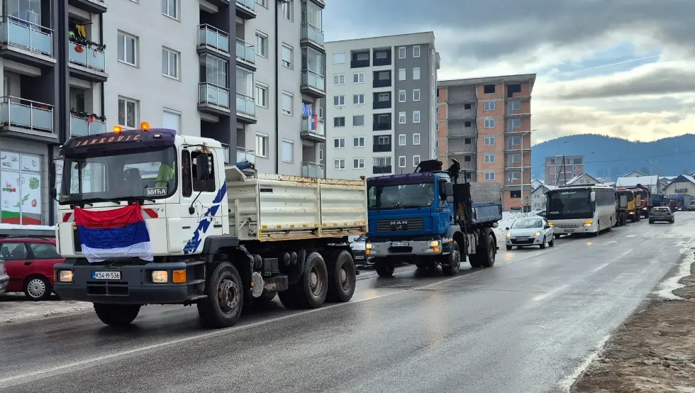 продефиловали камиони