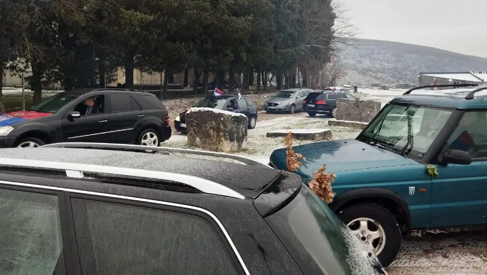 колона аутомобила, окићених српским тробојкама.