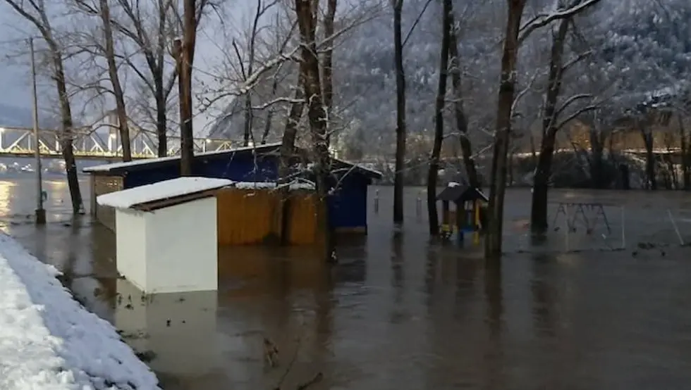 Вода дошла до кућа у Каракају