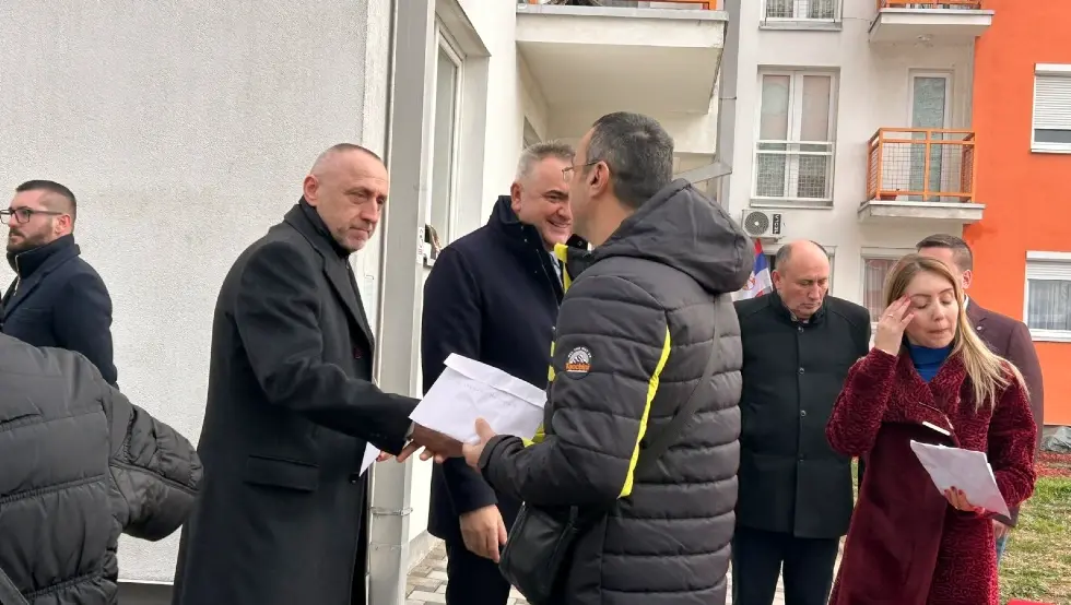 Минић и Егић уручили кључеве 15 станова породицама погинулих бораца и ратним војним инвалидима