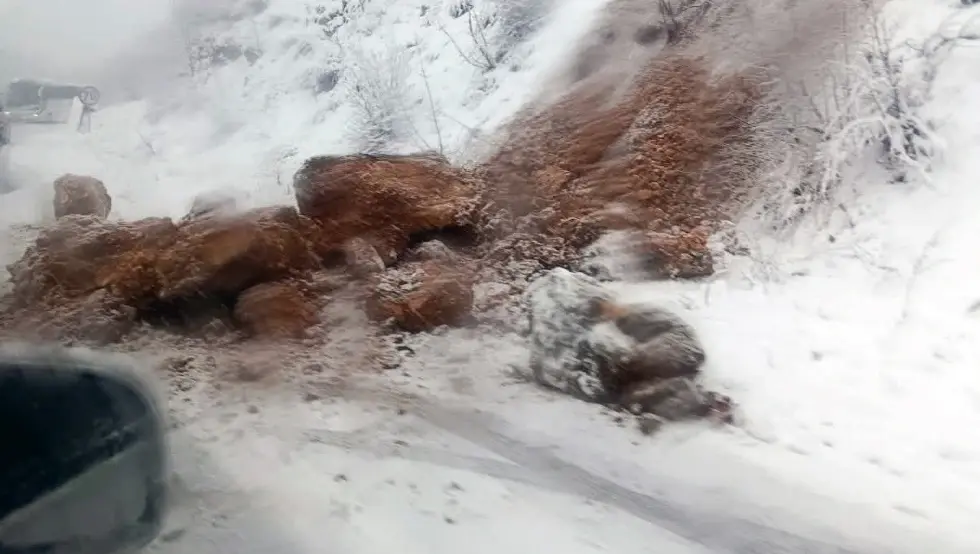 Стијена на путу