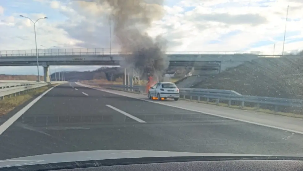 Гори аутомобил на ауто-путу “9. јануар”